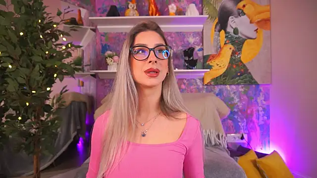 Snapshot of MaddieBryggs chatting on February 8, 10:07 am MaddieBryggs online show from February 8, 10:07 am