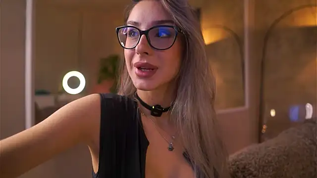 MaddieBryggs online show from April 17, 6:33 pm