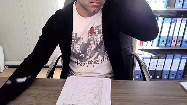 Snapshot of Evasionee chatting on November 10, 7:29 am Evasionee online show from November 10, 7:29 am