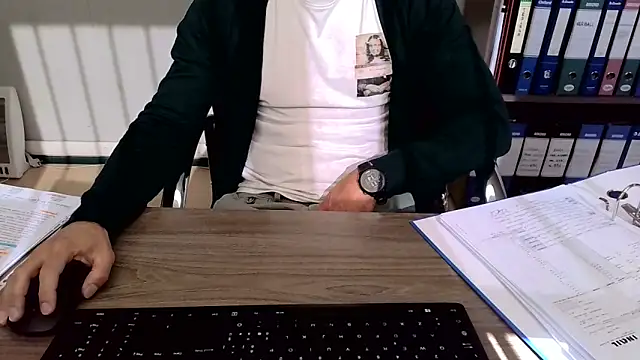 Snapshot of Evasionee chatting on November 12, 10:15 am Evasionee online show from November 12, 10:15 am