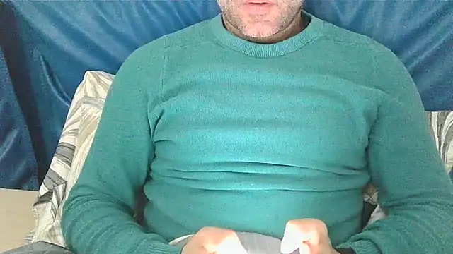 Snapshot of Evasionee chatting on December 2, 8:26 pm Evasionee online show from December 2, 8:26 pm