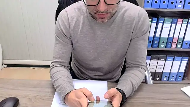 Snapshot of Evasionee chatting on December 3, 8:34 am Evasionee online show from December 3, 8:34 am