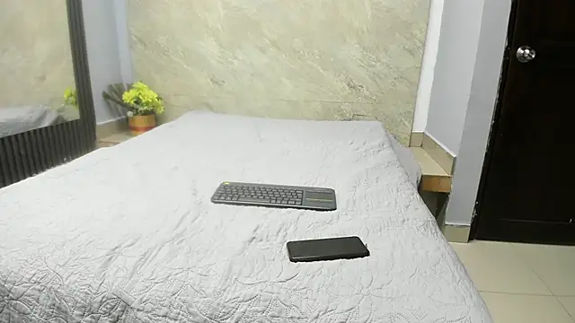 Snapshot of Sarahh-19 chatting on November 27, 11:45 am Sarahh-19 online show from November 27, 11:45 am