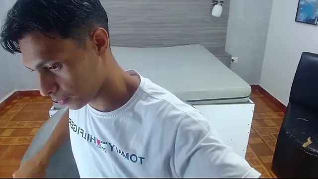 Snapshot of wiltom_ chatting on November 6, 3:18 am wiltom online show from November 6, 3:18 am