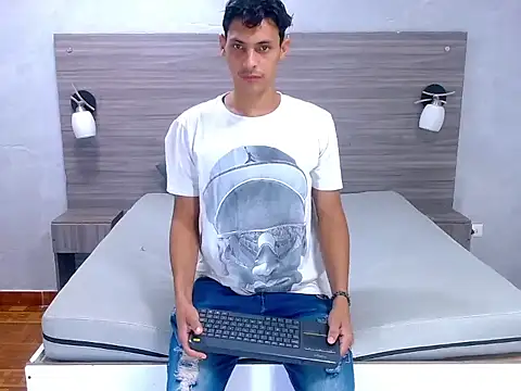 Snapshot of wiltom_ chatting on November 15, 3:26 am wiltom online show from November 15, 3:26 am