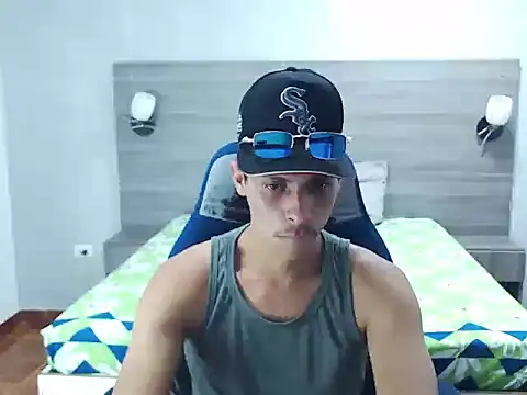 Snapshot of wiltom_ chatting on December 3, 3:36 am wiltom online show from December 3, 3:36 am