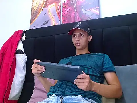 Snapshot of wiltom_ chatting on December 15, 7:51 pm wiltom online show from December 15, 7:51 pm