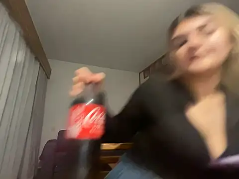 rosie-hipstergal online show from February 4, 7:20 pm