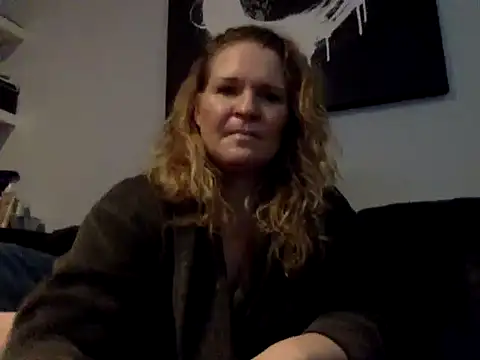 Snapshot of Dinslavnu chatting on October 27, 11:14 am Dinslavnu online show from October 27, 11:14 am