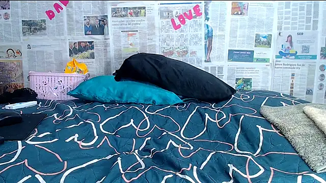 Snapshot of hexaravagina22 chatting on November 9, 12:47 pm hexaravagina22 online show from November 9, 12:47 pm