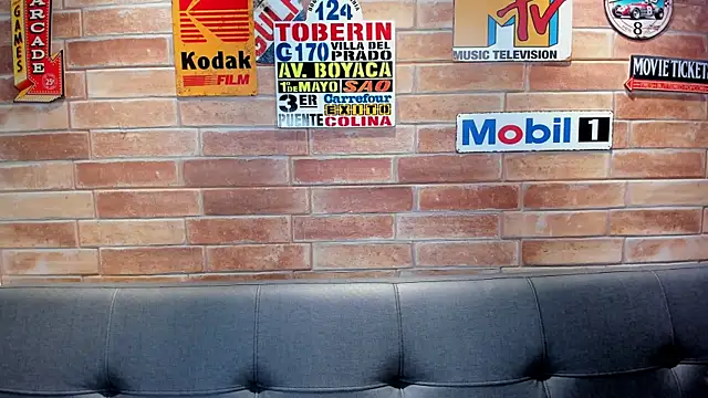 Snapshot of foxy_sharlotte chatting on December 17, 6:03 pm foxy sharlotte online show from December 17, 6:03 pm