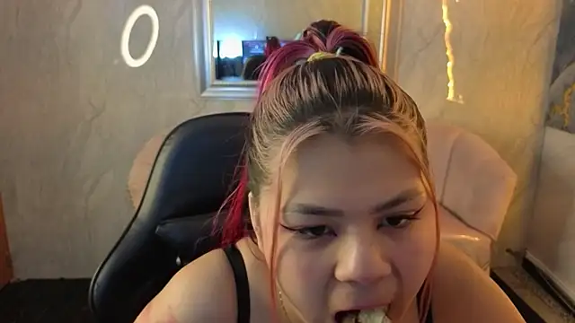 Snapshot of Little_cherry_b chatting on November 12, 7:57 pm Little cherry b online show from November 12, 7:57 pm