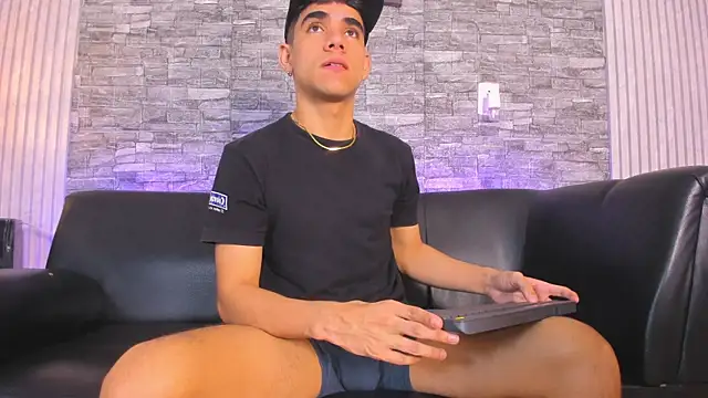 Snapshot of zack_joness18 chatting on November 11, 3:17 am zack joness18 online show from November 11, 3:17 am