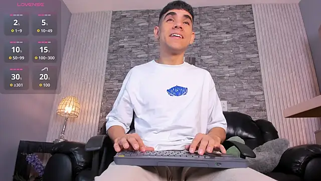 Snapshot of zack_joness18 chatting on November 20, 4:45 am zack joness18 online show from November 20, 4:45 am