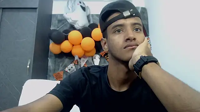 Snapshot of Tommy_22CM chatting on October 30, 2:07 pm Tommy 22CM online show from October 30, 2:07 pm