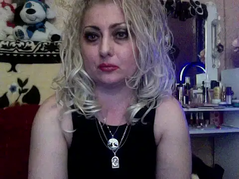 xHot Amazonq online show from November 18, 5:17 pm