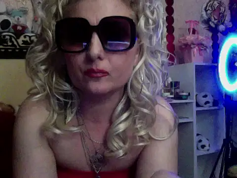 xHot Amazonq online show from November 29, 10:24 pm