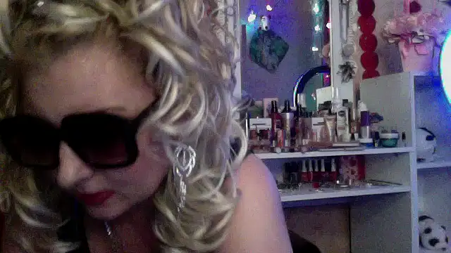 xHot Amazonq online show from December 3, 9:13 pm