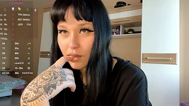 Snapshot of LaurenOveson chatting on November 11, 8:25 am LaurenOveson online show from November 11, 8:25 am