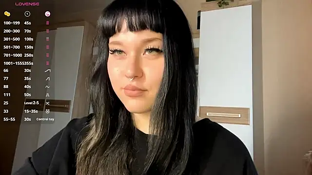 Snapshot of LaurenOveson chatting on December 1, 11:15 am LaurenOveson online show from December 1, 11:15 am