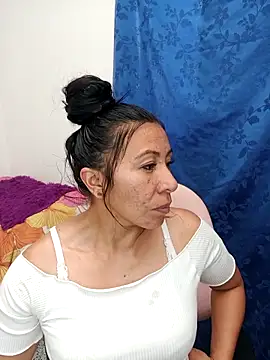 Snapshot of Esmeralda_546 chatting on February 4, 9:53 pm Esmeralda 546 online show from February 4, 9:53 pm