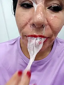 Snapshot of Esmeralda_546 chatting on February 23, 8:28 pm Esmeralda 546 online show from February 23, 8:28 pm