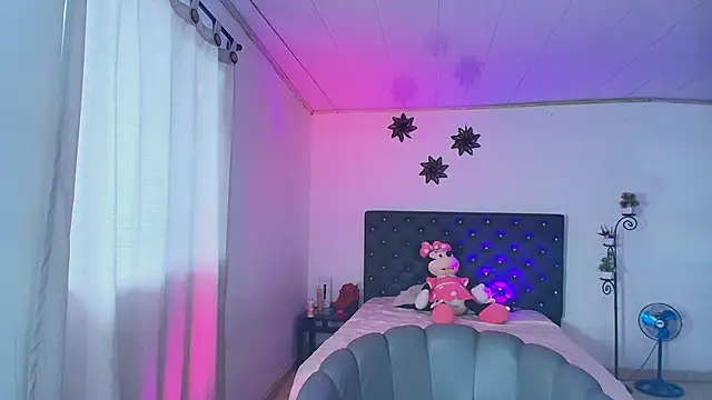 GiannaRoberts online show from November 10, 12:15 pm