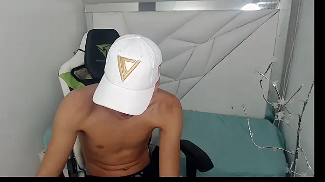 Snapshot of Cash_G_ chatting on November 14, 8:29 pm Cash G online show from November 14, 8:29 pm