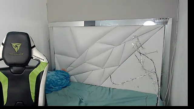 Snapshot of Cash_G_ chatting on November 16, 8:25 pm Cash G online show from November 16, 8:25 pm