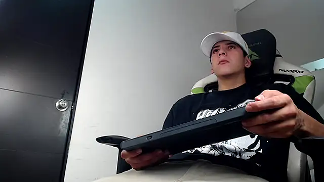 Snapshot of Cash_G_ chatting on November 21, 8:29 pm Cash G online show from November 21, 8:29 pm