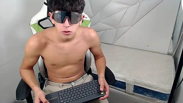 Snapshot of Cash_G_ chatting on November 23, 8:19 pm Cash G online show from November 23, 8:19 pm