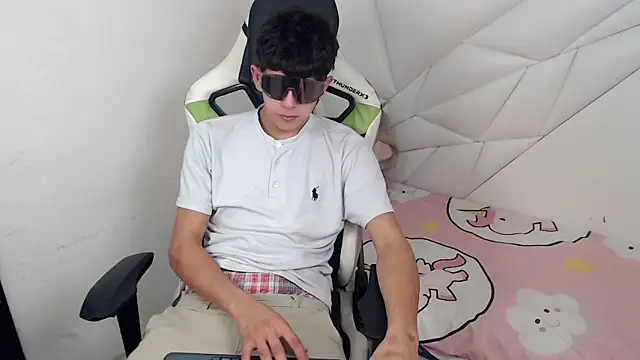 Snapshot of Cash_G_ chatting on November 30, 8:35 pm Cash G online show from November 30, 8:35 pm