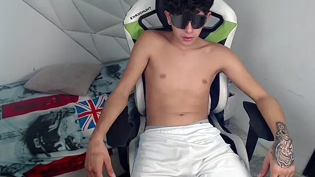 Snapshot of Cash_G_ chatting on December 14, 9:30 pm Cash G online show from December 14, 9:30 pm