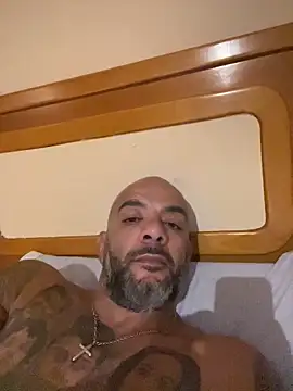 Snapshot of latino2211 chatting on October 26, 12:38 am latino2211 online show from October 26, 12:38 am