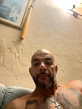 Snapshot of latino2211 chatting on October 29, 2:25 am latino2211 online show from October 29, 2:25 am