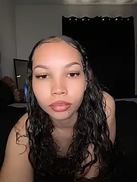 nikkiloveee online show from August 1, 5:23 pm