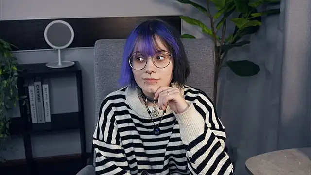 KellePourier online show from October 27, 5:28 pm