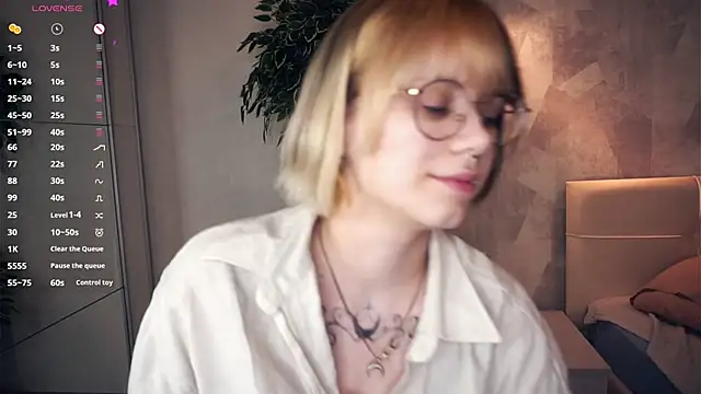 Snapshot of KellePourier chatting on February 14, 6:15 pm KellePourier online show from February 14, 6:15 pm