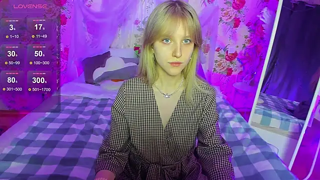 Snapshot of KissChristie__ chatting on November 12, 6:08 pm KissChristie online show from November 12, 6:08 pm