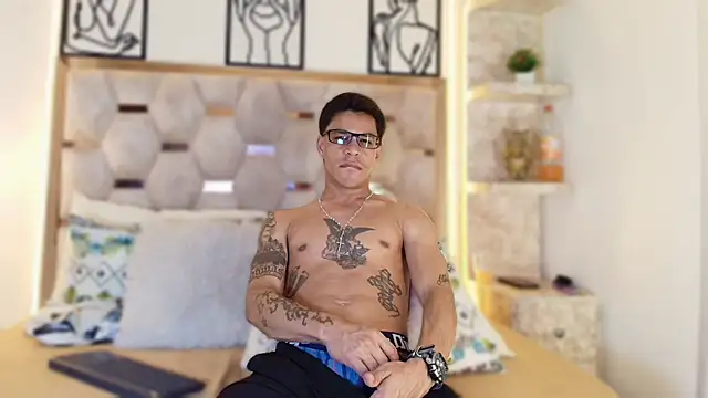 Snapshot of Andrew_Haalls chatting on November 29, 8:45 pm Andrew Haalls online show from November 29, 8:45 pm