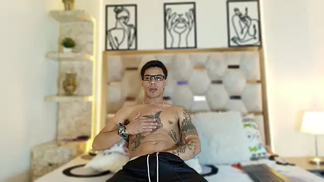 Snapshot of Andrew_Haalls chatting on November 30, 9:30 pm Andrew Haalls online show from November 30, 9:30 pm