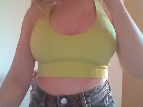 Snapshot of CandyBeeZZ chatting on October 27, 2:43 pm CandyBeeZZ online show from October 27, 2:43 pm