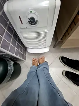 Snapshot of Piediniecollant chatting on November 4, 6:56 am Piediniecollant online show from November 4, 6:56 am