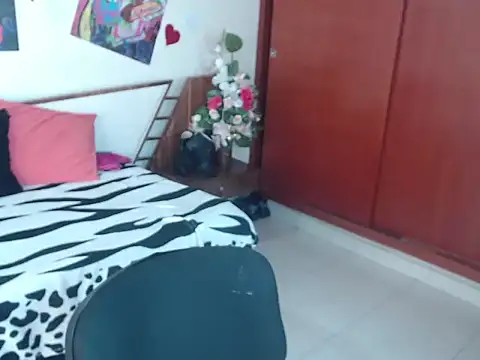 Snapshot of EmmilyConnor chatting on November 24, 1:44 pm EmmilyConnor online show from November 24, 1:44 pm