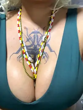 pinkbaddie777 online show from February 7, 7:45 am