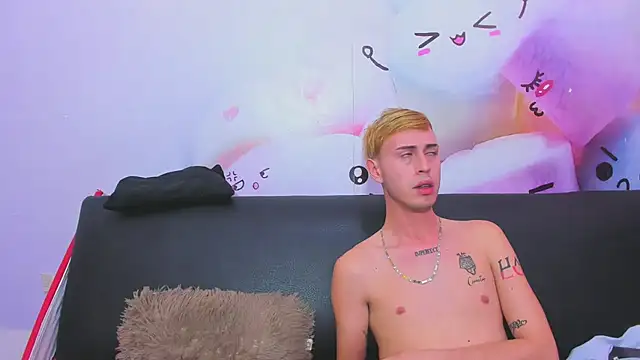 Snapshot of In_my_room_anything_goes chatting on December 1, 4:17 am In my room anything goes online show from December 1, 4:17 am