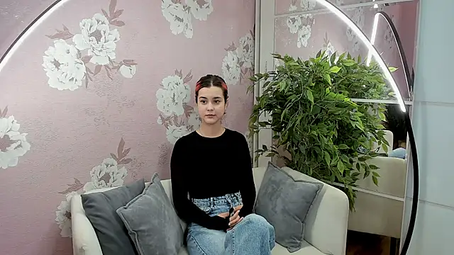 SharieTenuta online show from November 3, 9:43 am