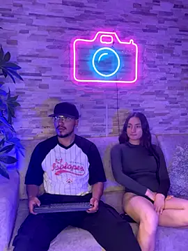 Snapshot of Noa_N_Luxy chatting on December 3, 2:30 am Noa N Luxy online show from December 3, 2:30 am