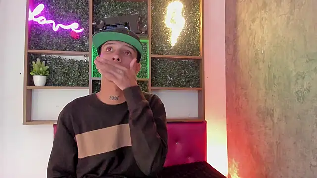 Snapshot of Max_Steell chatting on October 28, 5:44 am Max Steell online show from October 28, 5:44 am