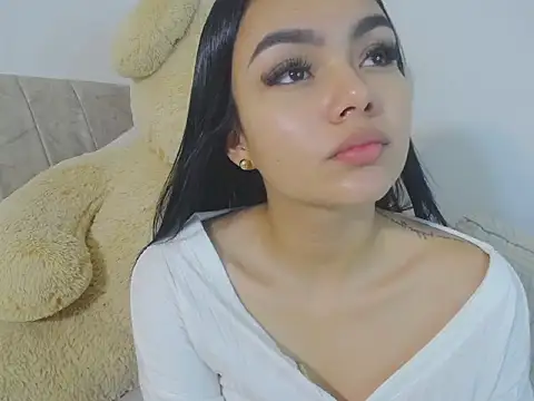 Snapshot of little_emiily_ chatting on November 3, 11:44 am little emiily online show from November 3, 11:44 am